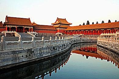 给克劳德洗大剑 《冲就完事模拟器》FF7资料片细节